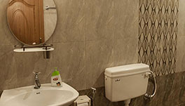Petra Family Guest House, Valparai- Deluxe Family Suite Bathroom